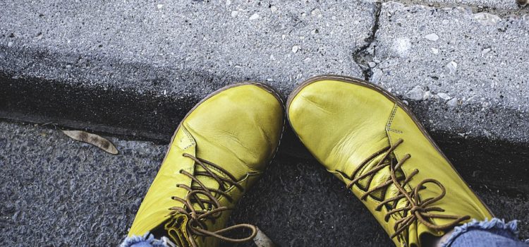 Kotníkové šněrovací boty jsou trendem. Jak je nosit?